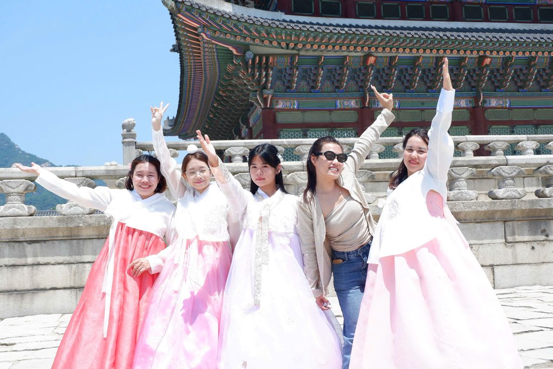 Đoàn khách mặc hanbok tại Hàn Quốc
